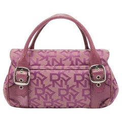 Dkny Magenta, la borsa firmata in tela e pelle goffrata con fibbia, con patta di chiusura.