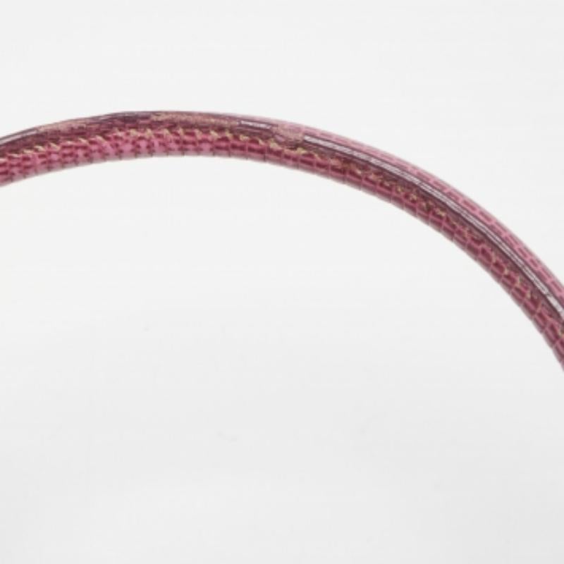 Dkny Magenta, la borsa firmata in tela e pelle goffrata con fibbia, con patta di chiusura. In condizioni discrete in vendita a Dubai, Al Qouz 2