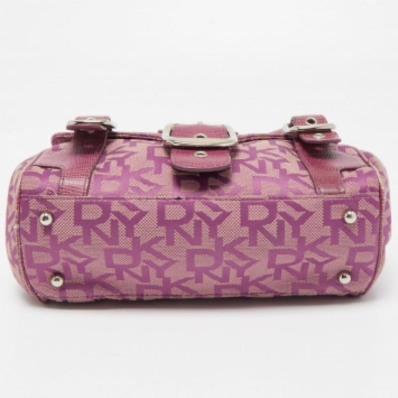 Dkny Magenta, la borsa firmata in tela e pelle goffrata con fibbia, con patta di chiusura. in vendita 2