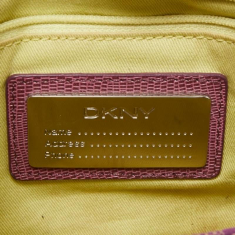 Dkny Magenta, la borsa firmata in tela e pelle goffrata con fibbia, con patta di chiusura. in vendita 4