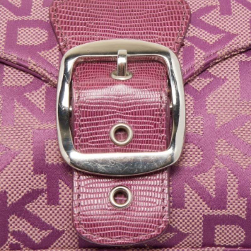 Rosa Dkny Magenta, la borsa firmata in tela e pelle goffrata con fibbia, con patta di chiusura. in vendita