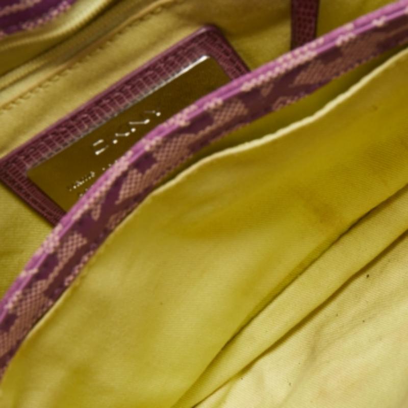 Dkny Magenta, la borsa firmata in tela e pelle goffrata con fibbia, con patta di chiusura. in vendita 3