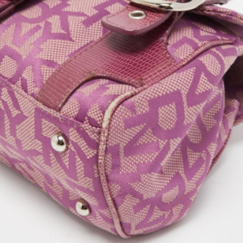 Donna Dkny Magenta, la borsa firmata in tela e pelle goffrata con fibbia, con patta di chiusura. in vendita