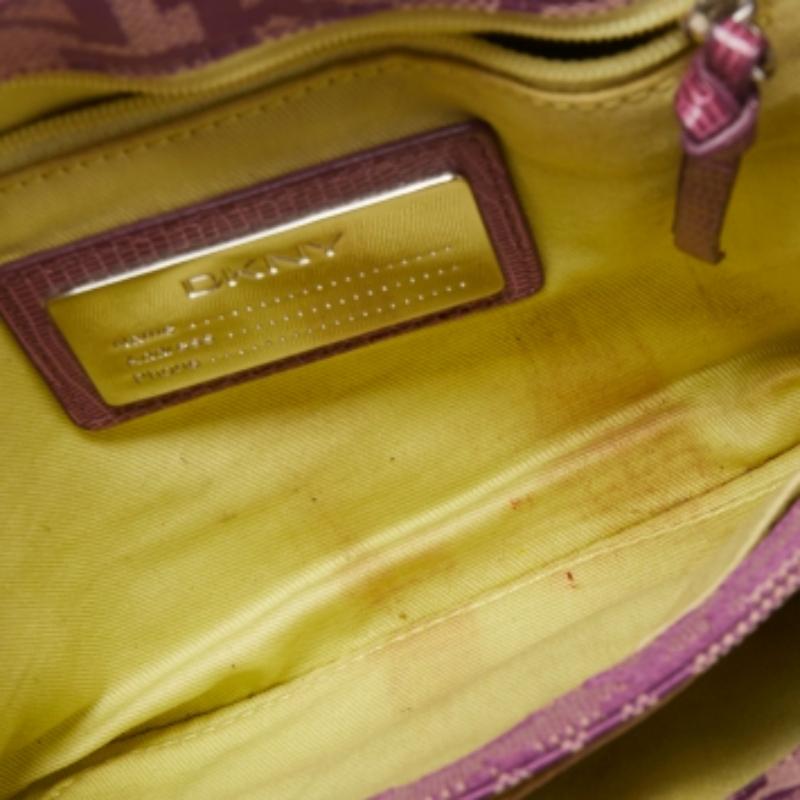 Dkny Magenta, la borsa firmata in tela e pelle goffrata con fibbia, con patta di chiusura. in vendita 5