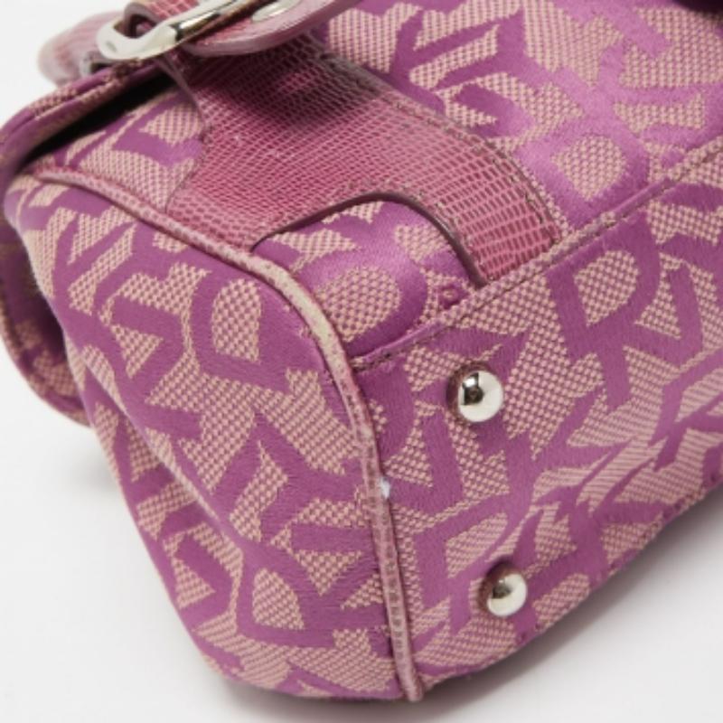 Dkny Magenta, la borsa firmata in tela e pelle goffrata con fibbia, con patta di chiusura. in vendita 1