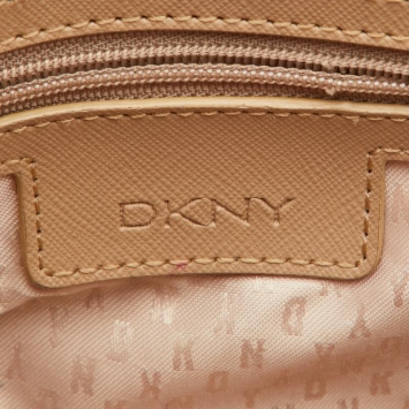 DKNY Borsa a tracolla con patta in pelle rosa in vendita 4