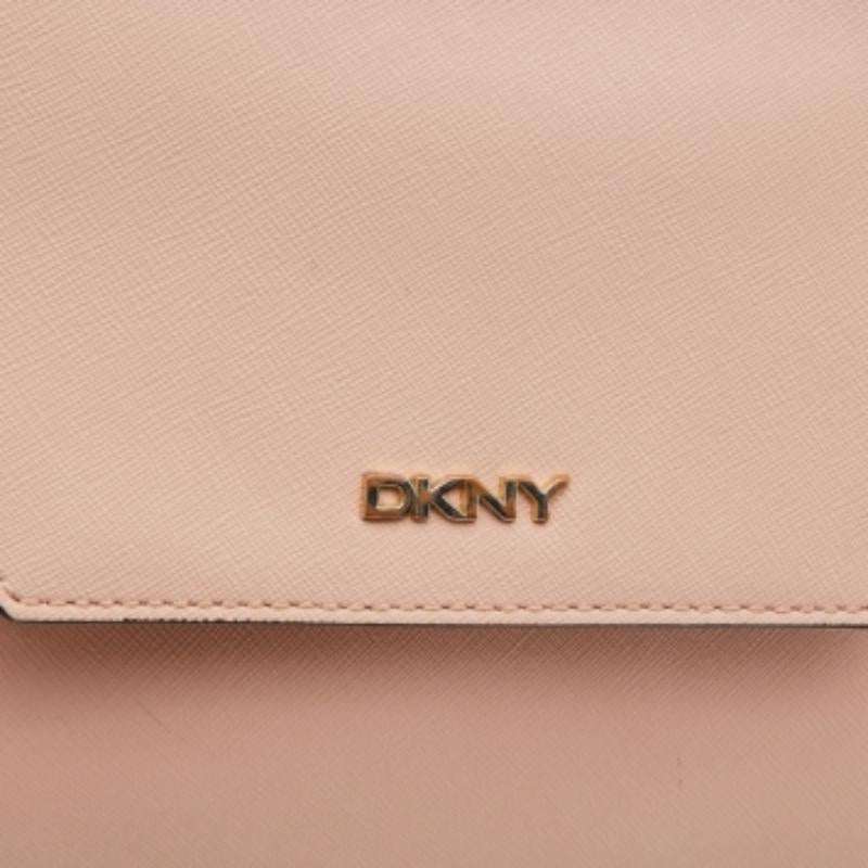 Beige DKNY Borsa a tracolla con patta in pelle rosa in vendita