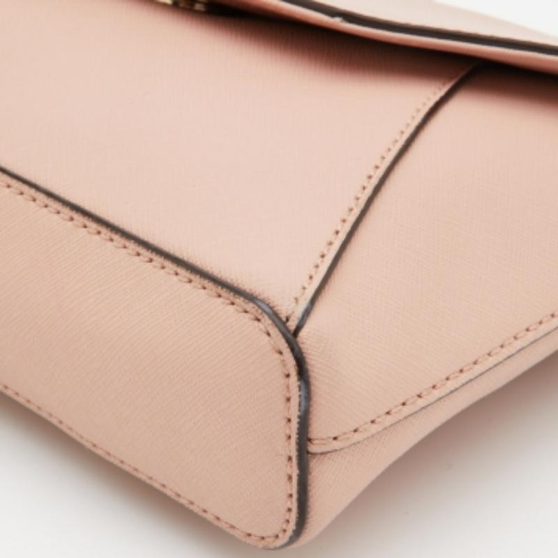 DKNY Borsa a tracolla con patta in pelle rosa In condizioni discrete in vendita a Dubai, Al Qouz 2