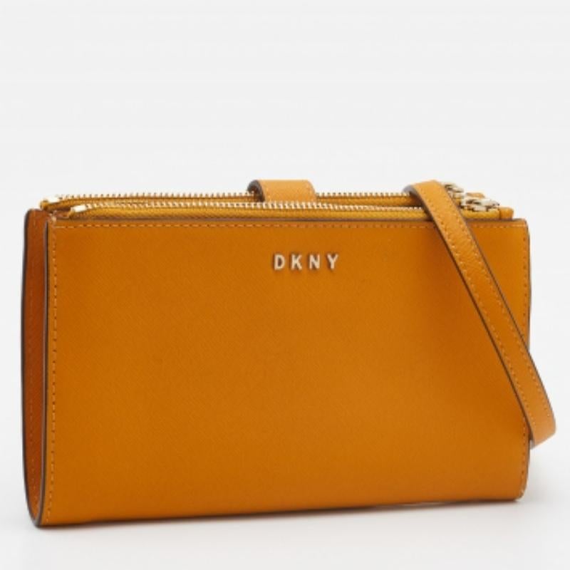 Borsa a tracolla con doppia zip in pelle senape di Dkny in vendita