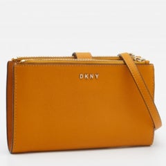 Borsa a tracolla con doppia zip in pelle senape di Dkny