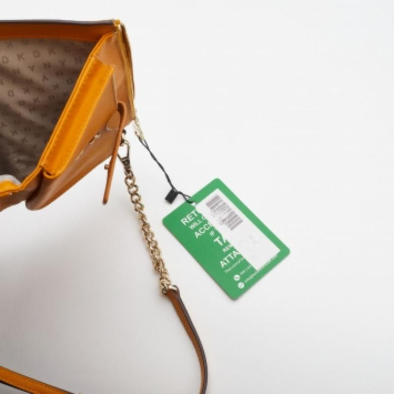 Borsa a tracolla con doppia zip in pelle senape di Dkny In condizioni discrete in vendita a Dubai, Al Qouz 2