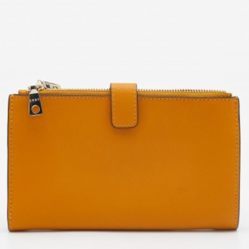 Borsa a tracolla con doppia zip in pelle senape di Dkny in vendita 1