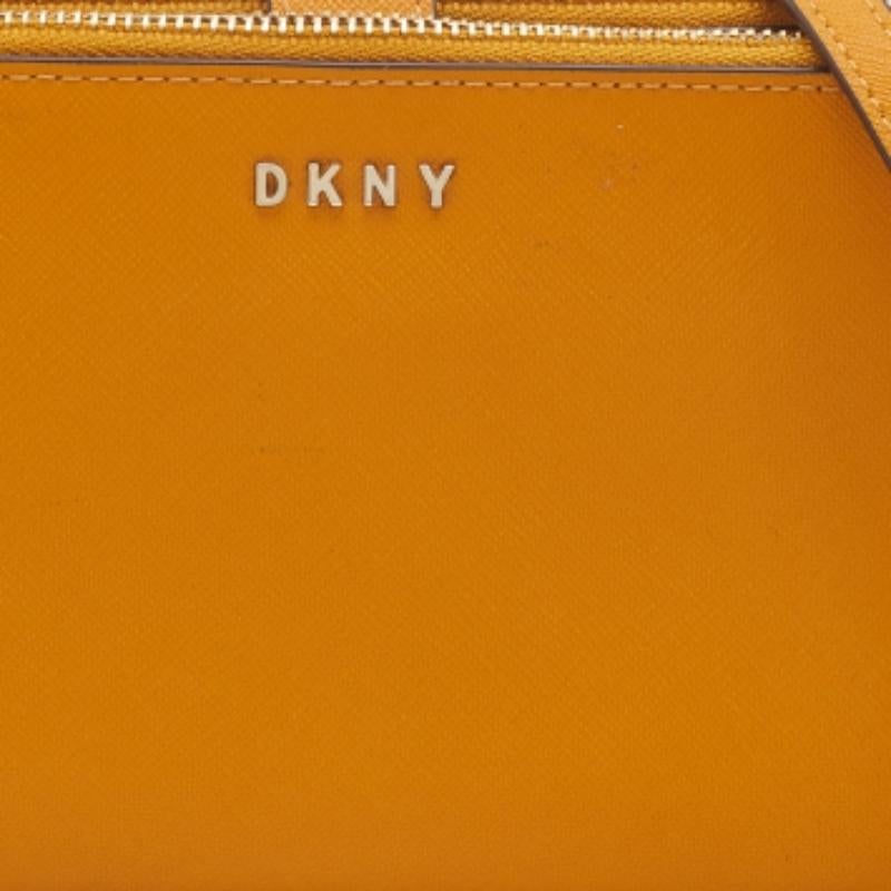 Borsa a tracolla con doppia zip in pelle senape di Dkny in vendita 2