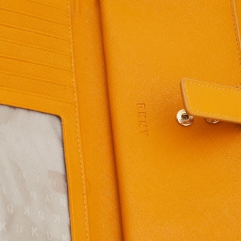 Donna Borsa a tracolla con doppia zip in pelle senape di Dkny in vendita