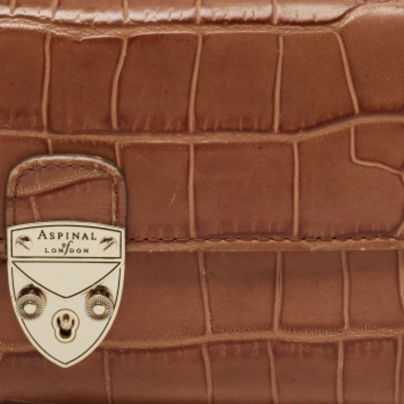 Questo portafoglio è un ottimo accessorio per tutti i giorni. È realizzata con materiali di qualità all'esterno e presenta un interno a scomparti.