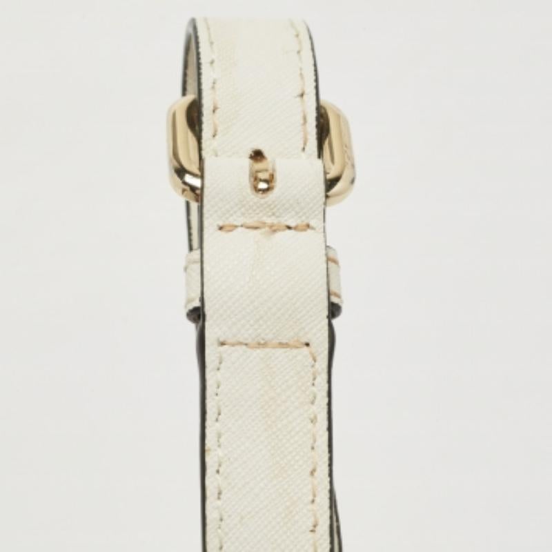Diese verführerische Tragetasche für Frauen wurde entworfen, um Sie an jedem Tag zu begleiten. Die bequem zu tragende und modisch gestaltete Tasche wird mit viel Geschick zugeschnitten und in eine tolle Form genäht. Es ist gut ausgestattet, um ein