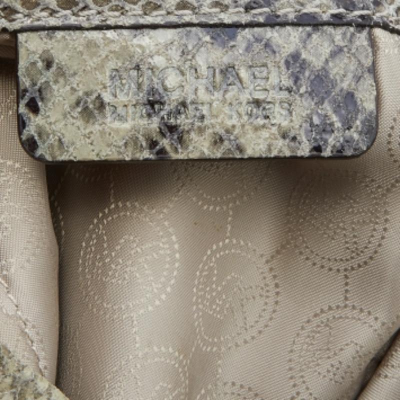 Michael Michael Kors Tote in pelle effetto pitone beige/grigio Nord Sud In condizioni discrete in vendita a Dubai, Al Qouz 2