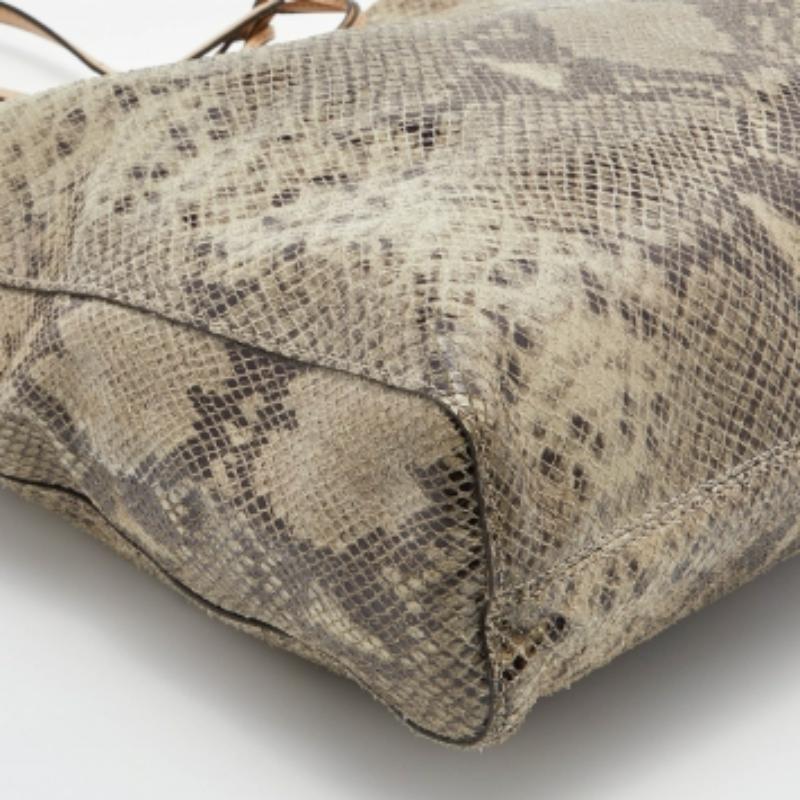 Michael Michael Kors Tote in pelle effetto pitone beige/grigio Nord Sud in vendita 4
