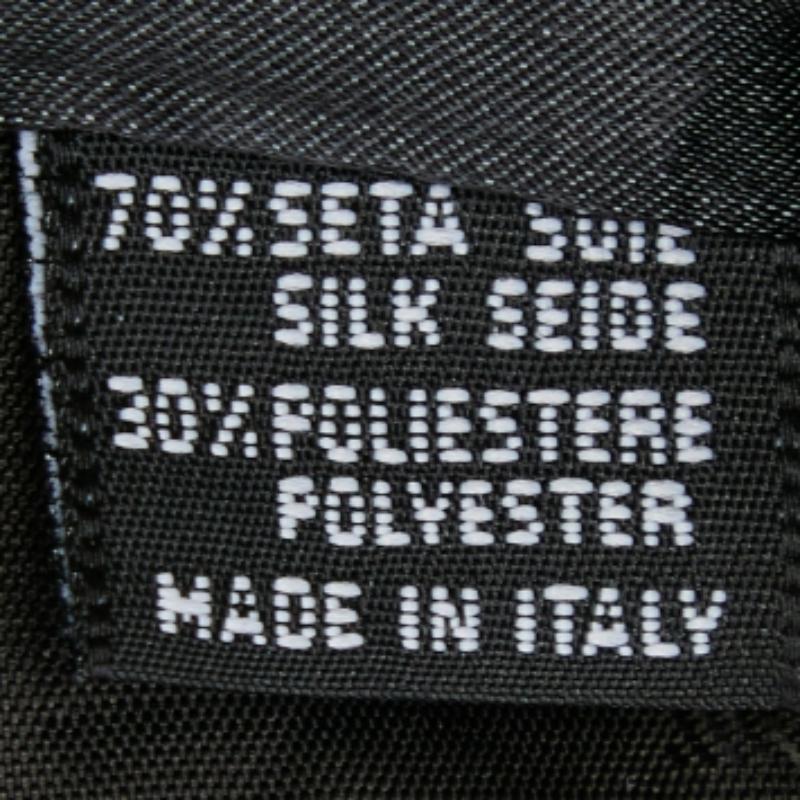 Nero Emporio Armani Cravatta in seta a righe nere e grigie in vendita