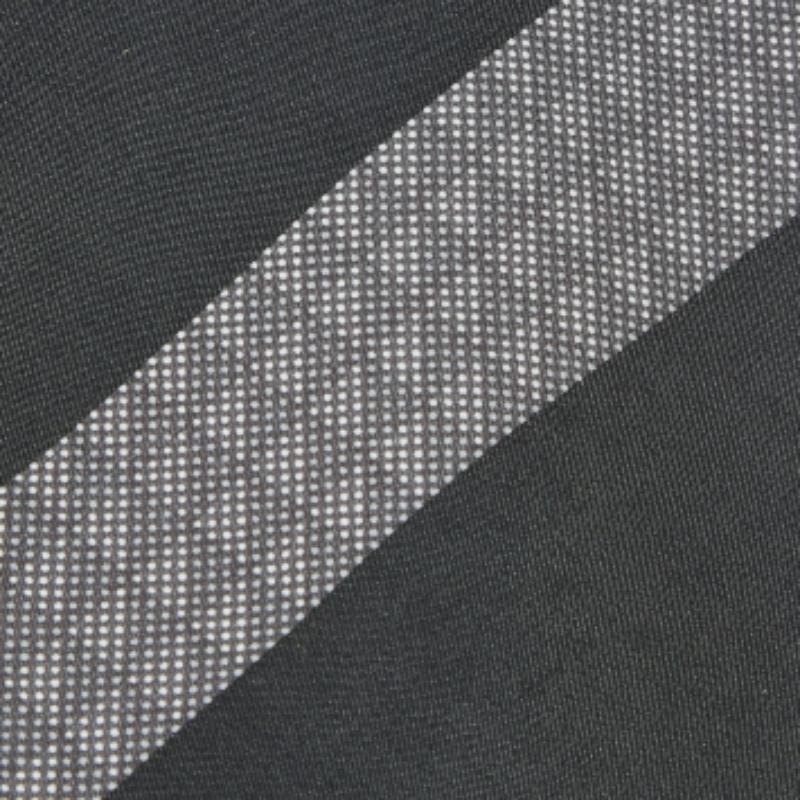 Emporio Armani Cravatta in seta a righe nere e grigie In condizioni ottime in vendita a Dubai, Al Qouz 2