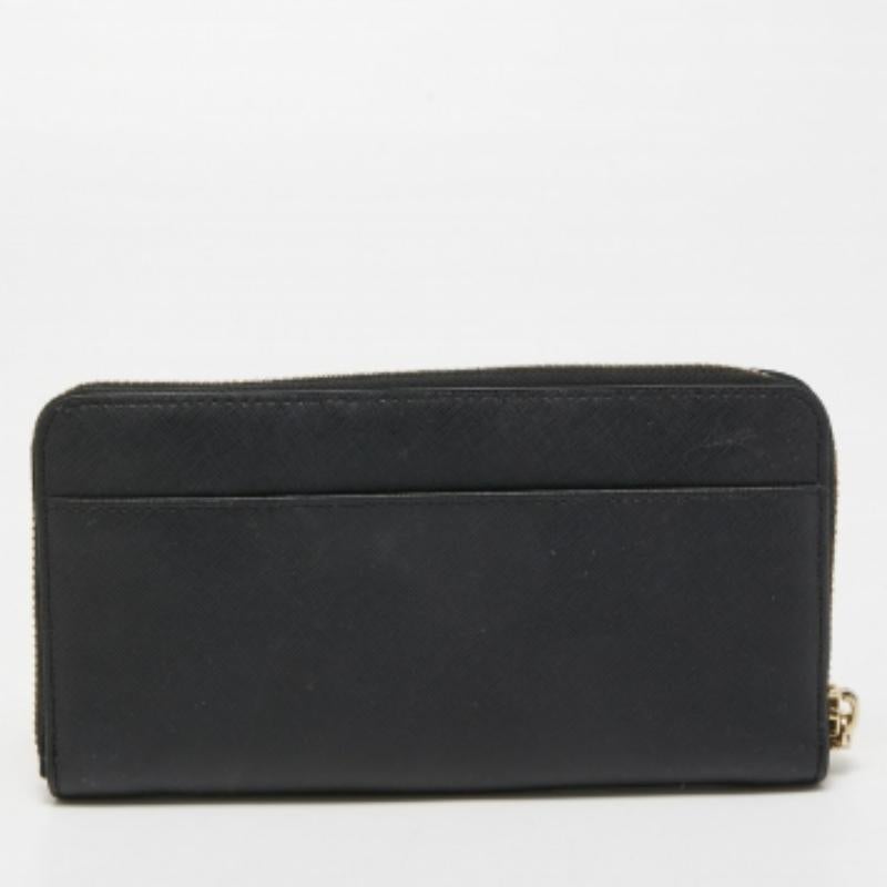 Donna DKNY Portafoglio Bryant Park Zip Around in pelle nera in vendita