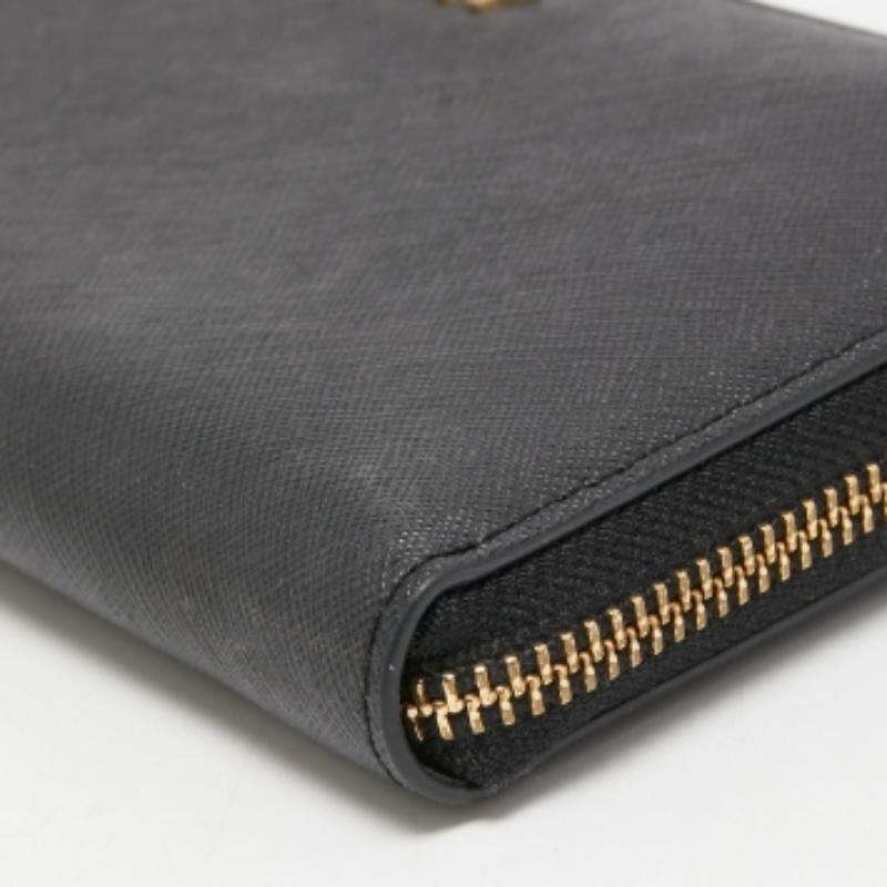 DKNY Portafoglio Bryant Park Zip Around in pelle nera in vendita 2