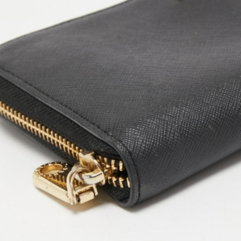 DKNY Portafoglio Bryant Park Zip Around in pelle nera in vendita 1