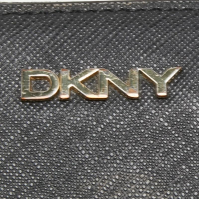 DKNY Portafoglio Bryant Park Zip Around in pelle nera In condizioni buone in vendita a Dubai, Al Qouz 2