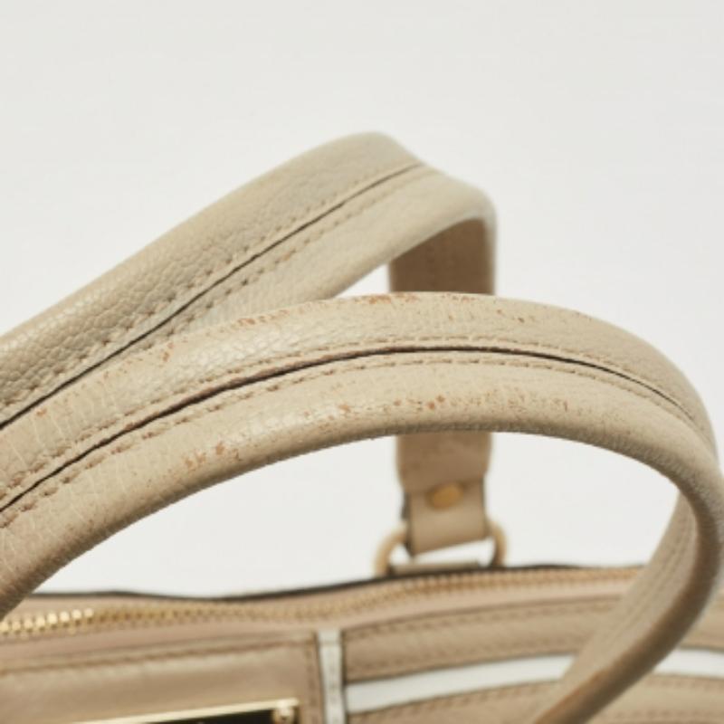 Questa borsa è costruita per contenere i tuoi oggetti essenziali nel modo più alla moda! Facile da abbinare, ben realizzata con i migliori materiali e proveniente da un marchio di prim'ordine, la cartella aggiungerà un immenso stile al tuo ensemble.