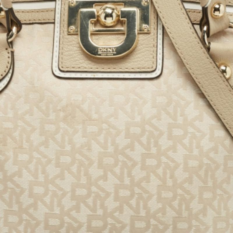 DKNY Crema/Beige, la borsa firmata in tela e pelle con cupola In condizioni discrete in vendita a Dubai, Al Qouz 2