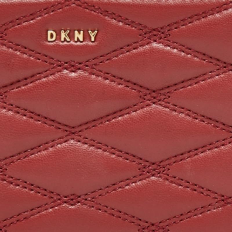 Portafoglio compatto con zip in pelle trapuntata rossa DKNY In condizioni buone in vendita a Dubai, Al Qouz 2