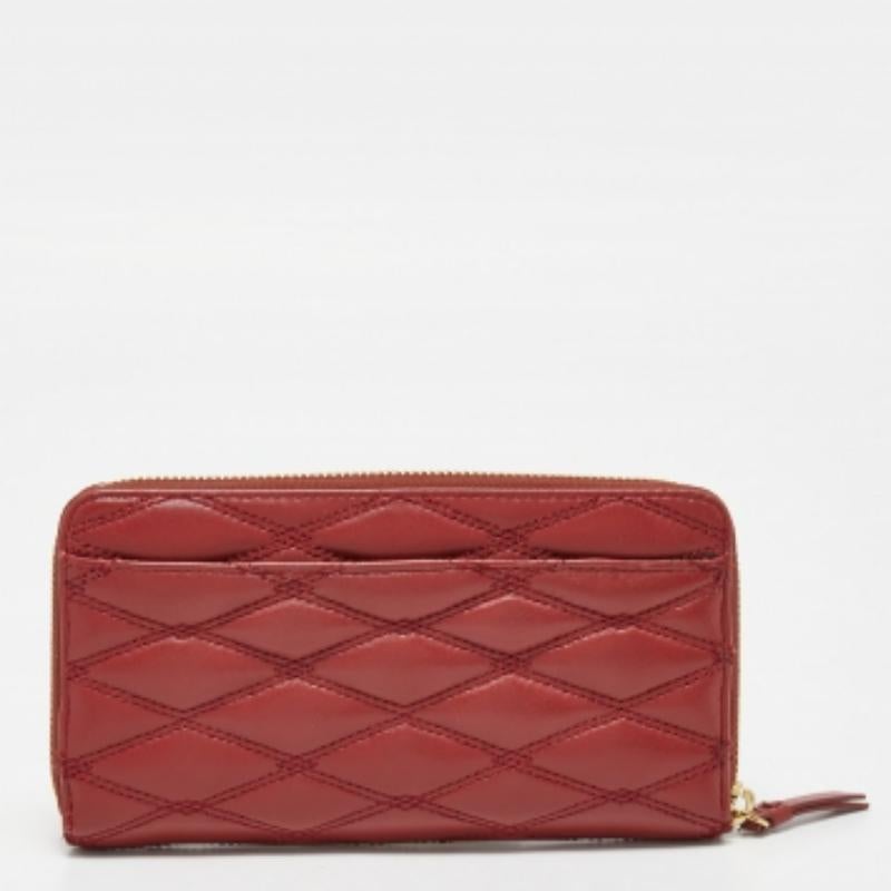 Portafoglio compatto con zip in pelle trapuntata rossa DKNY in vendita 1