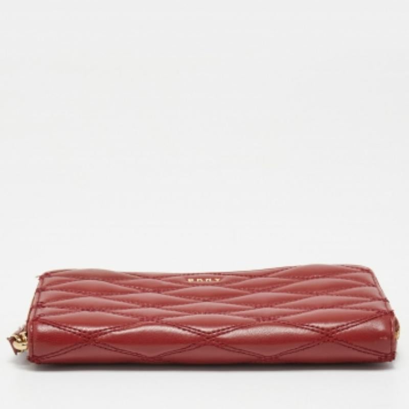 Portafoglio compatto con zip in pelle trapuntata rossa DKNY in vendita 2
