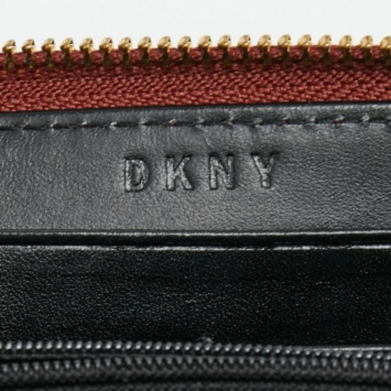 Grigio Portafoglio compatto con zip in pelle trapuntata rossa DKNY in vendita