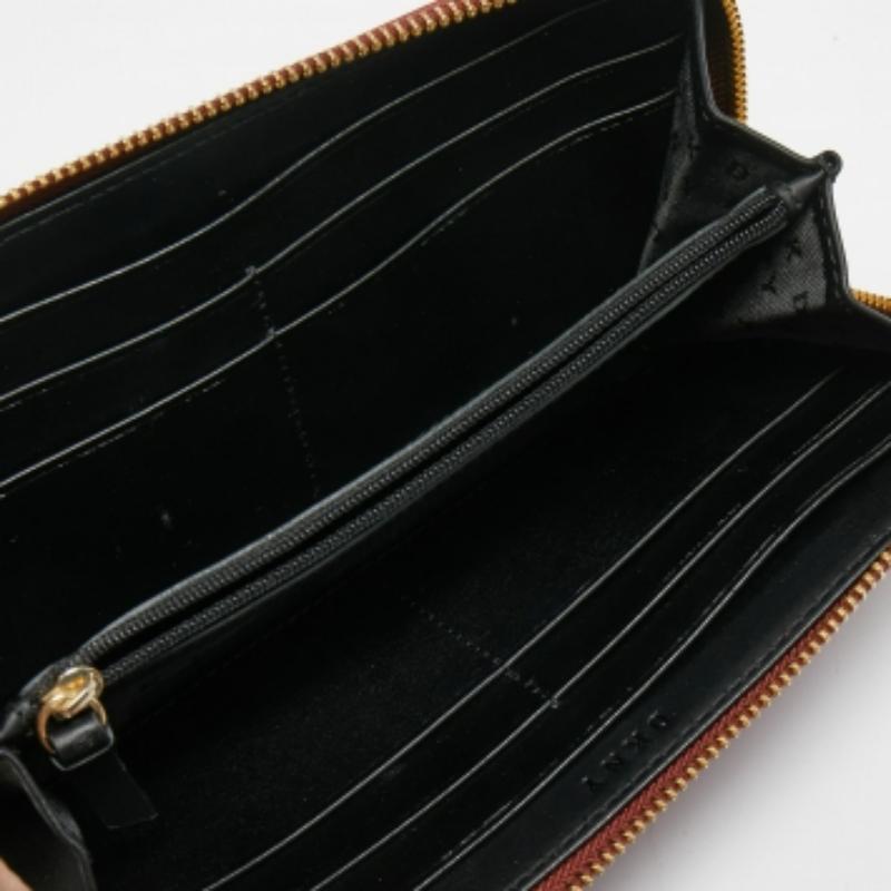 Questo portafoglio, dal design esclusivo di Dkny, è un comodo accessorio. Caratterizzato da una tonalità rossa, questo portafoglio può contenere i tuoi oggetti essenziali con facilità. È realizzata in pelle trapuntata ed è rifinita con hardware