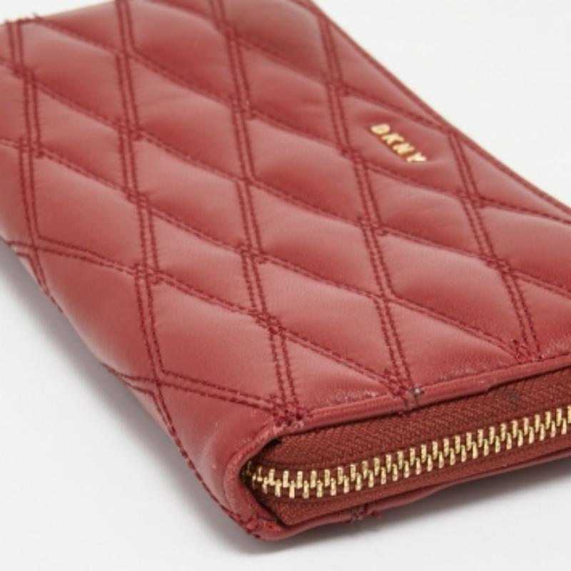 Portafoglio compatto con zip in pelle trapuntata rossa DKNY in vendita 4