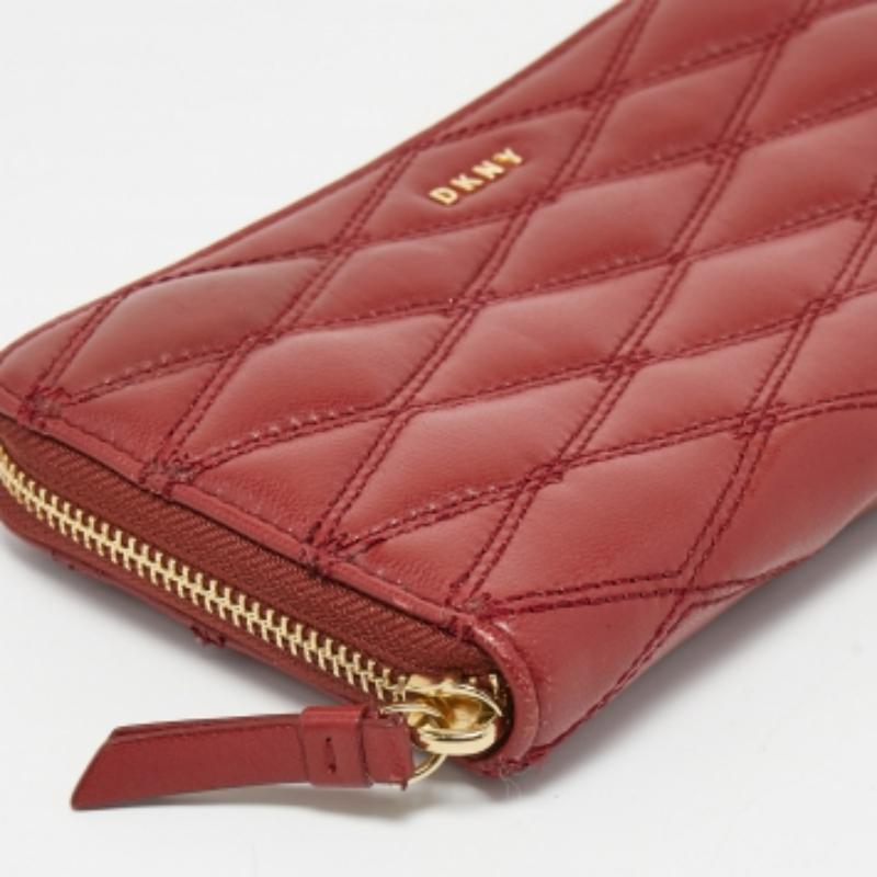 Portafoglio compatto con zip in pelle trapuntata rossa DKNY in vendita 3