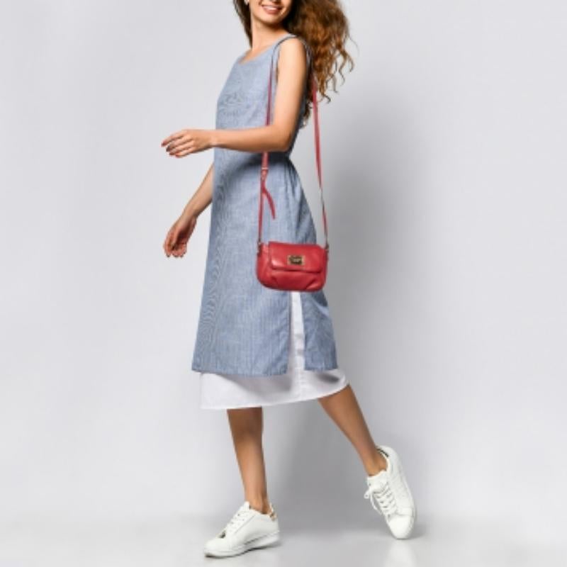 Progettata per essere resistente, questa deliziosa borsa crossbody è un acquisto prezioso. Chic e facile da trasportare, questa creazione è dotata di una lunga tracolla e di un interno spazioso per tenere al sicuro i tuoi oggetti essenziali.