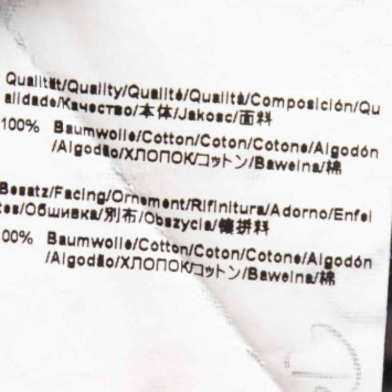 Quanto è bella questa camicia firmata? È realizzato con materiali pregiati e presenta una silhouette aderente. Abbinalo a pantaloni e mocassini per un ensemble di tendenza.