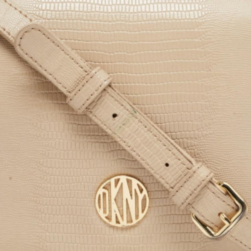 Se siete alla ricerca di qualcosa che rifletta lo chic e il lusso, questa borsa è la scelta perfetta. Realizzato con materiali pregiati, può essere portato comodamente in giro e il suo interno è spazioso per ospitare i tuoi effetti personali con