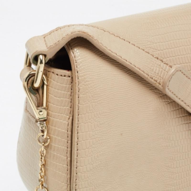 DKNY Borsa a tracolla in pelle beige con logo impresso a lucertola In condizioni buone in vendita a Dubai, Al Qouz 2