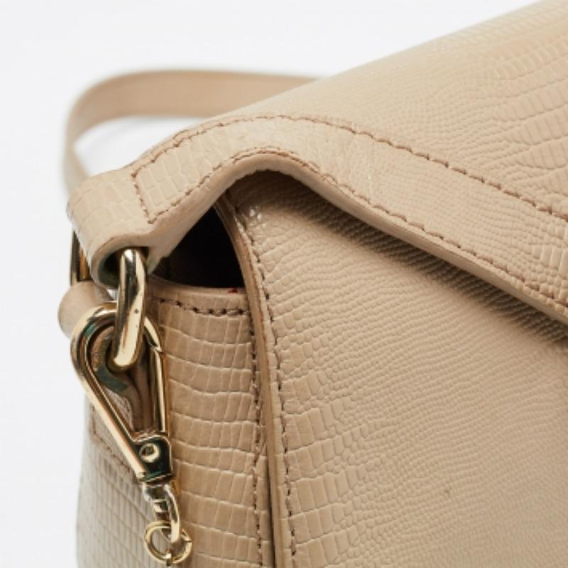 DKNY Borsa a tracolla in pelle beige con logo impresso a lucertola in vendita 1