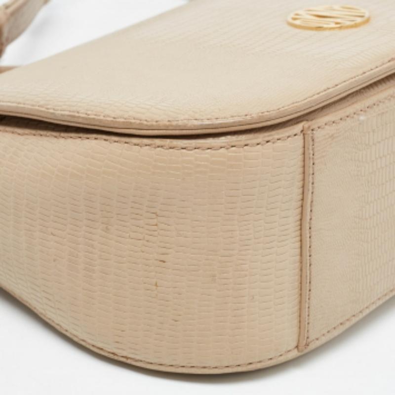 DKNY Borsa a tracolla in pelle beige con logo impresso a lucertola in vendita 4