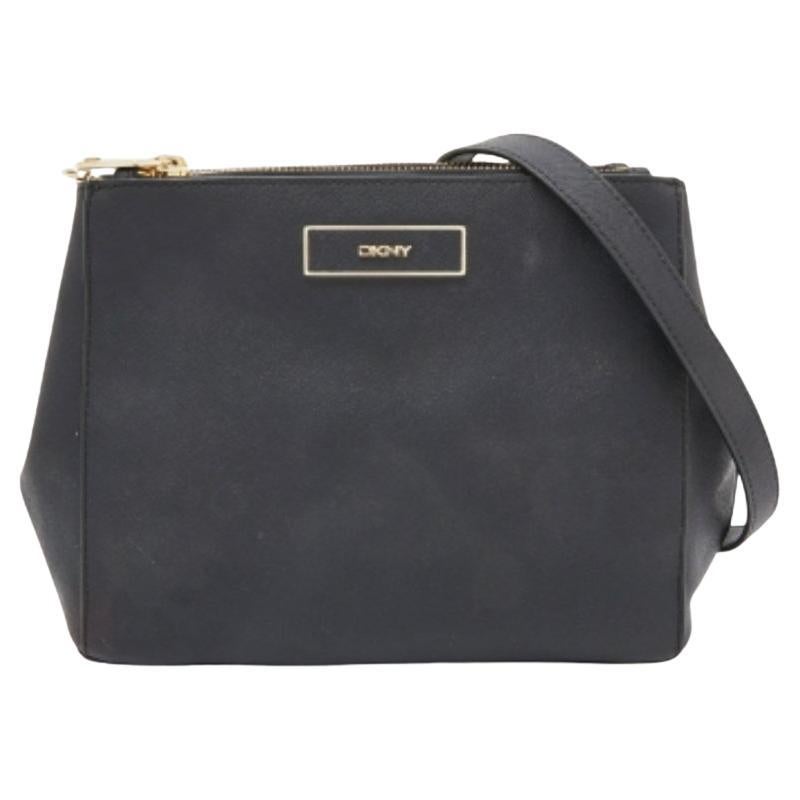 Dkny Borsa a tracolla con doppia zip in pelle saffiano nera in vendita