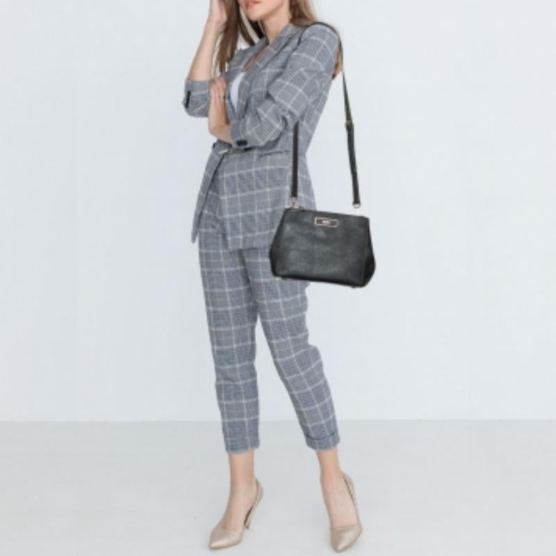 Strutturata, sofisticata ed elegante sono alcune parole che descrivono questa borsa crossbody! Realizzata con materiali della migliore qualità, la creazione è impreziosita dal fascino caratteristico del marchio, sorretta da comodi manici e dotata di