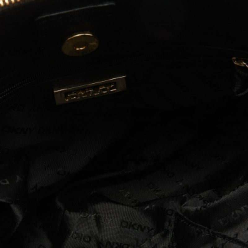 Dkny Borsa a tracolla con doppia zip in pelle saffiano nera in vendita 1