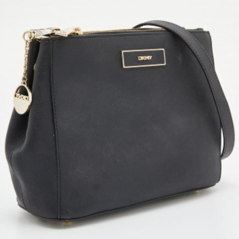 Nero Dkny Borsa a tracolla con doppia zip in pelle saffiano nera in vendita