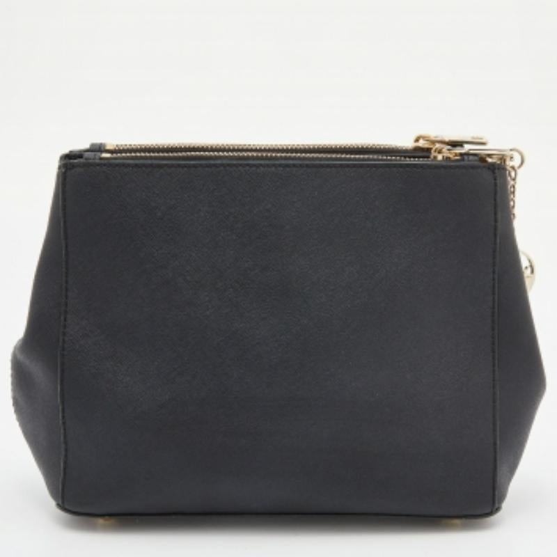 Dkny Borsa a tracolla con doppia zip in pelle saffiano nera In condizioni buone in vendita a Dubai, Al Qouz 2