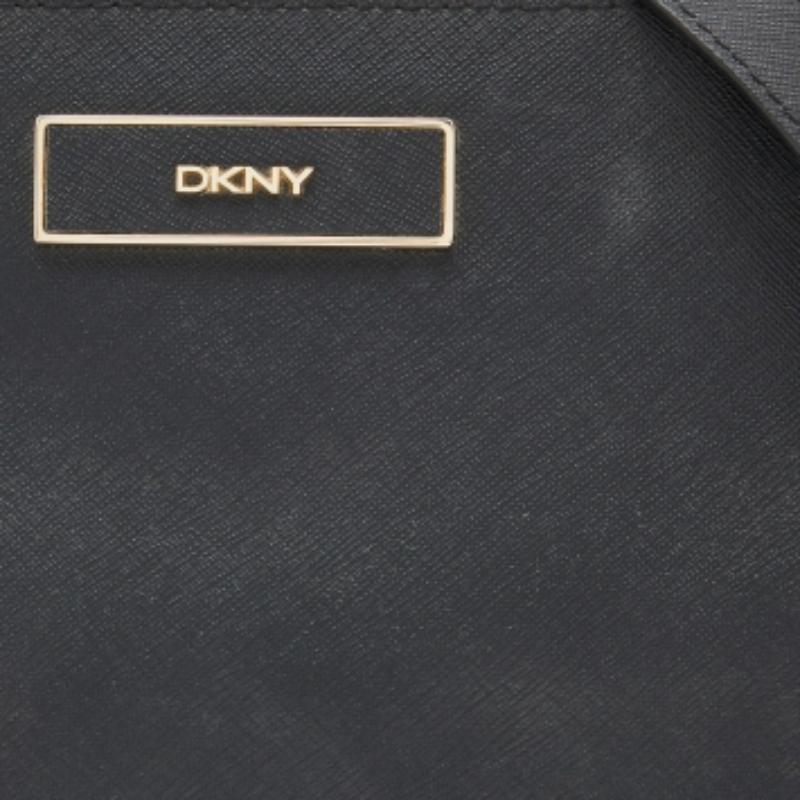 Dkny Borsa a tracolla con doppia zip in pelle saffiano nera in vendita 6
