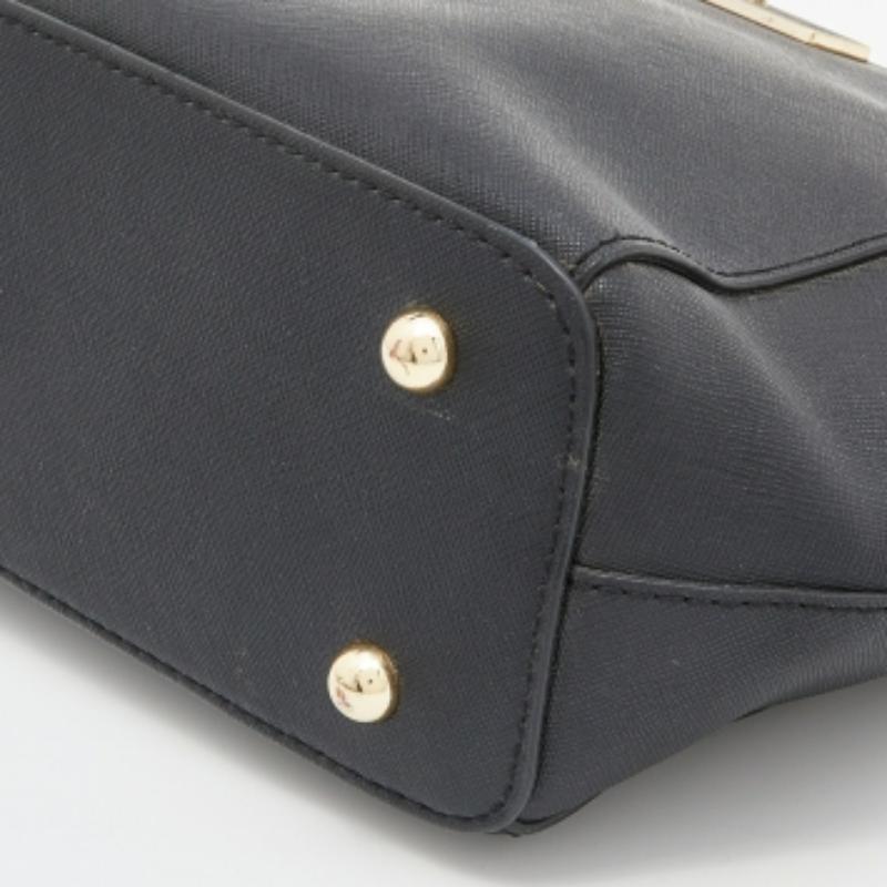 Dkny Borsa a tracolla con doppia zip in pelle saffiano nera in vendita 5